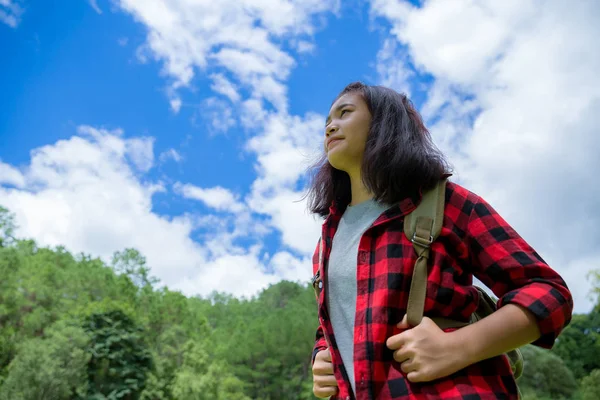 Gezginler, Genç kadınlar, muhteşem dağlar ve ormana bak