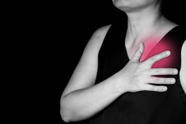 kadın göğsünü tutarak