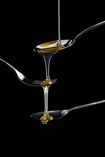 Golden sweet honey dripping from spoon — Stock Photo, Image