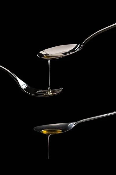 Golden sweet honey dripping from spoon — Stock Photo, Image