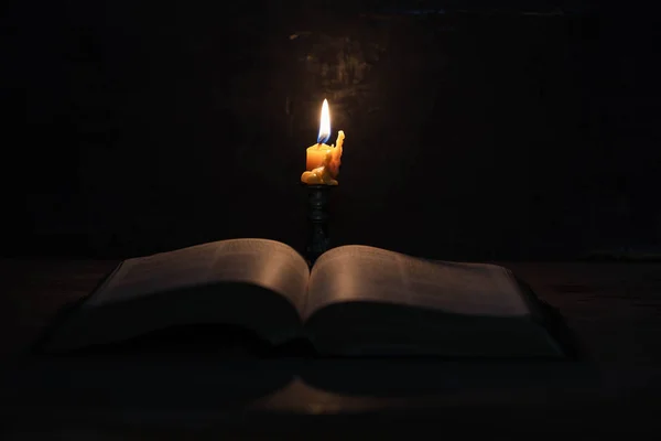 带蜡烛的圣经 — 图库照片