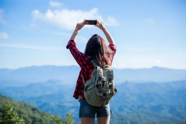 Travelers, young women, look at the amazing mountains and forest — Stock Photo, Image