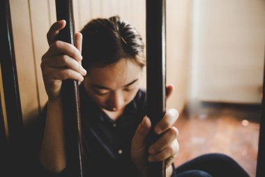 parmaklıklar arkasında güzel genç kız