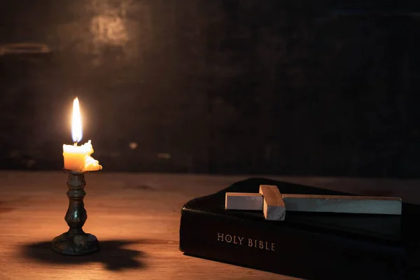 Деревянный крест, лежащий на Библии — стоковое фото