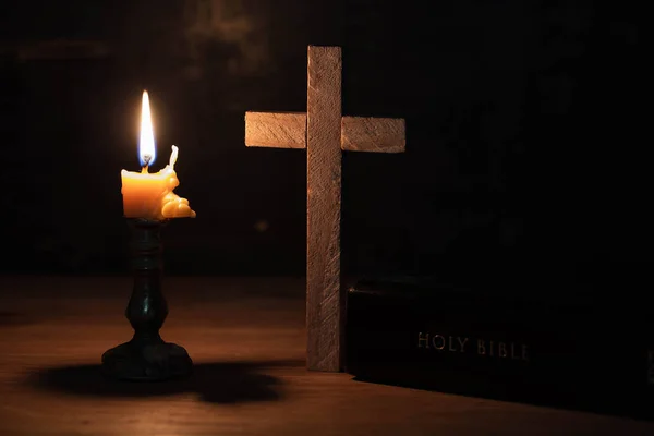 The cross was placed on the table, along with the Bible — Stock Photo, Image