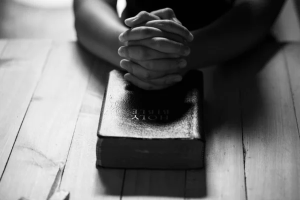 在旧圣经上祈祷青少年的手 — 图库照片