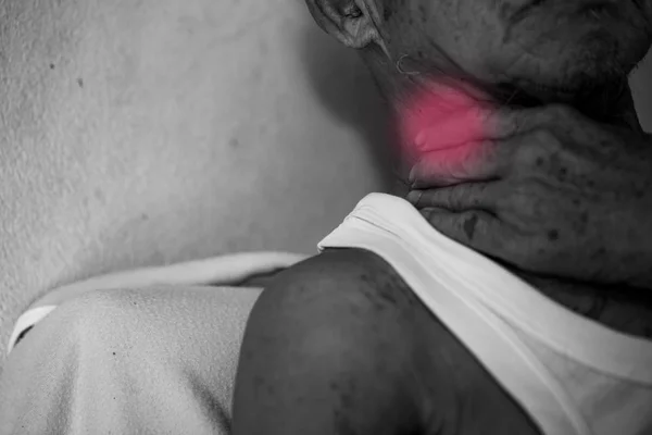Пожилой человек, страдающий от боли в шее — стоковое фото