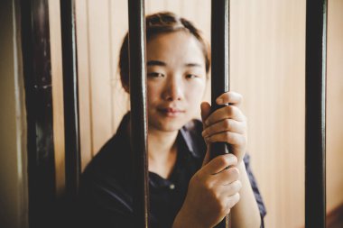 parmaklıklar arkasında güzel genç kız