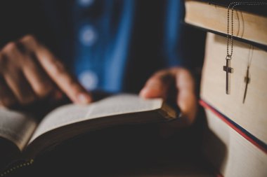 Maneviyat ve din, eller kutsal bir Bibl üzerinde dua katlanmış