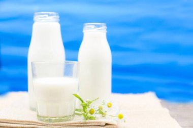 Şişe süt ve cam masada