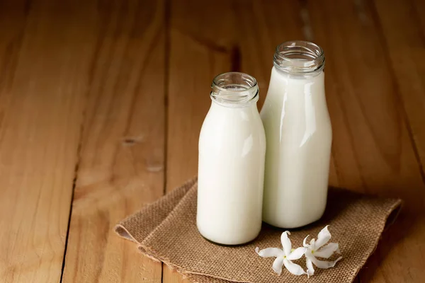 Свіжа молочна пляшка та склянка — стокове фото