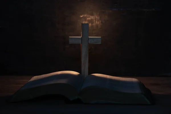Kereszt és szent Biblia a fa asztalon — Stock Fotó