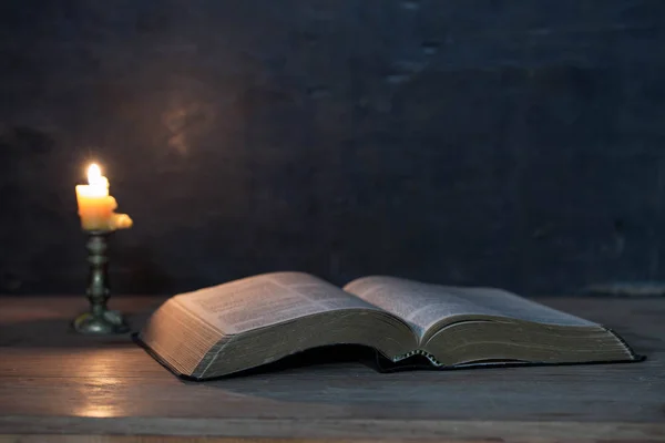 Skriftställen och ljus på ett träbord — Stockfoto