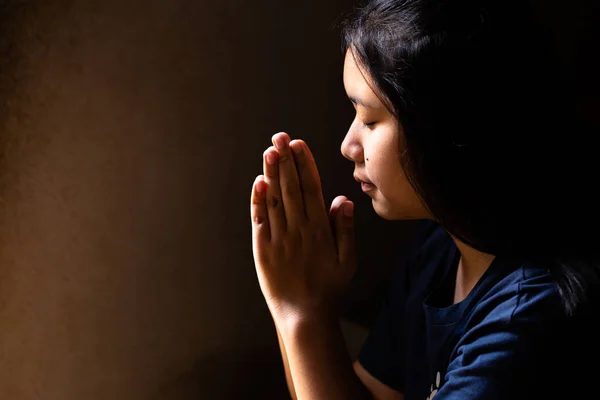 Girl praying with her eyes closed — Stock Photo, Image