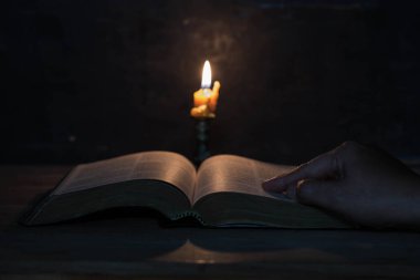 Kadınlar büyük bir İncil okuyor. 