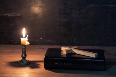 Bir İncil üzerinde ahşap haç döşeme
