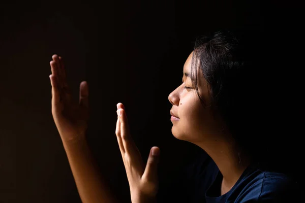 Meisje bidden met haar ogen dicht — Stockfoto