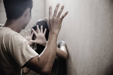 Kadınlara yönelik şiddeti durdurun. Terk edilmiş bina görüntüsü açısından kadın köleliği. Uluslararası Kadınlar Günü.