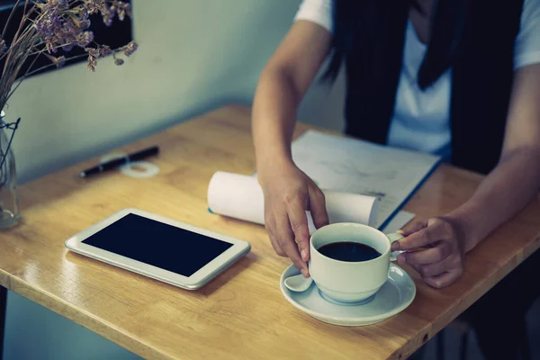 コーヒーショップに座っている間 タブレットコンピュータで働いている美しい若い女性 コーヒーを飲む — ストック写真