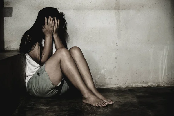 Stressende Håbløs Kvinde Sidder Jorden Misbrug Koncept - Stock-foto