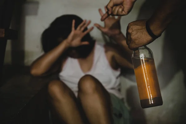 Családon Belüli Erőszak Bántalmazás Áldozata Egy Fél Egy Alkoholos Üveget — Stock Fotó