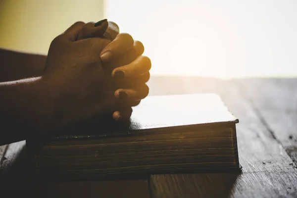 Jovencita Mano Con Biblia Rezando Por Mañana Concepto Espiritualidad Religión — Foto de Stock