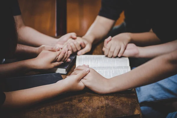 Χριστιανική Οικογένεια Λατρεύουν Τον Θεό Στο Σπίτι Την Αγία Γραφή — Φωτογραφία Αρχείου