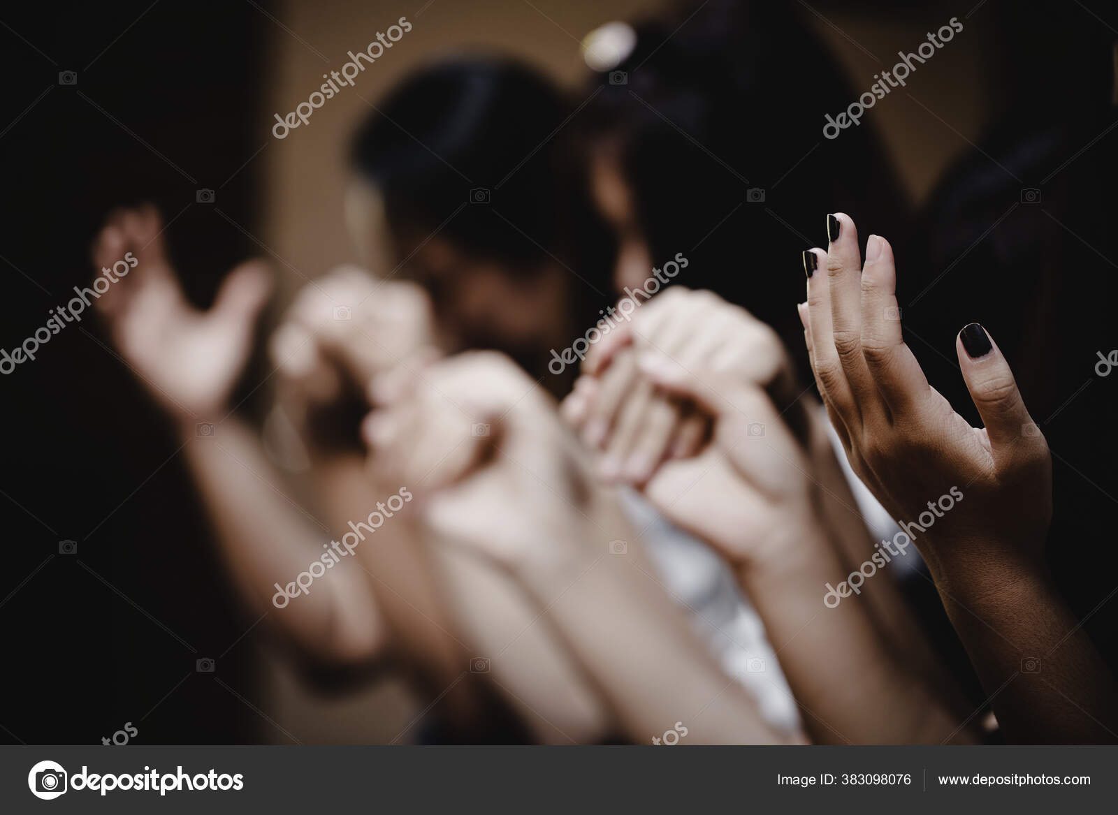 Grupo Pessoas Orando Adoração Acreditar Foco Suave Orando Louvando Juntos —  Foto © doidam10 #383098076, image size:1600x1167