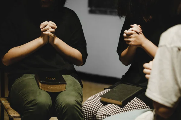 Três Pessoas Oram Louvam Deus Juntas Eles Estavam Compartilhando Evangelho — Fotografia de Stock