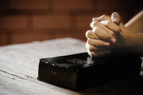 Jovencita Mano Con Biblia Rezando Por Mañana Concepto Espiritualidad Religión — Foto de Stock