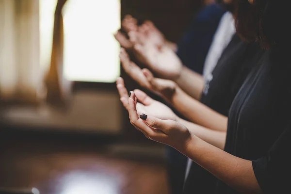 Een Groep Mensen Die Bidden Geloven Aanbidding Zachte Focus Bidden — Stockfoto