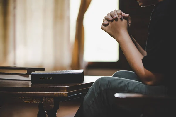 Jovencita Mano Con Biblia Rezando Por Mañana Concepto Espiritualidad Religión — Foto de Stock