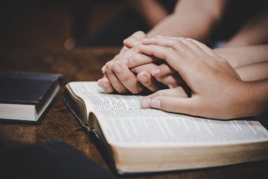 Hıristiyan ailesi evlerinde Tanrı 'ya kutsal İncil' le tapıyor.