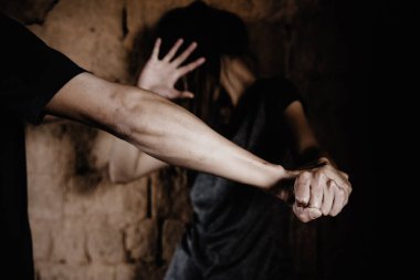 Kadınlara yönelik şiddeti durdurun. Terk edilmiş bina görüntüsü açısından kadın köleliği. Uluslararası Kadınlar Günü.