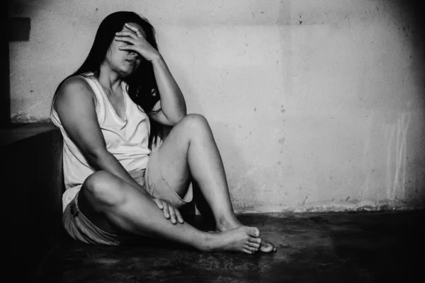 Mujer Estresante Sin Esperanza Sentada Suelo Concepto Abuso —  Fotos de Stock
