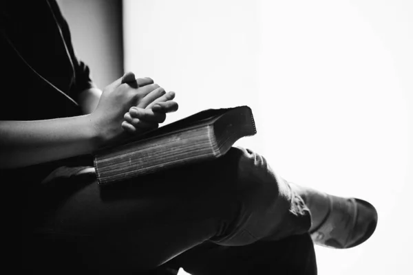 Fekete Fehér Tinédzser Lány Kéz Bibliával Imádkozva Reggel Hit Spiritualitás — Stock Fotó