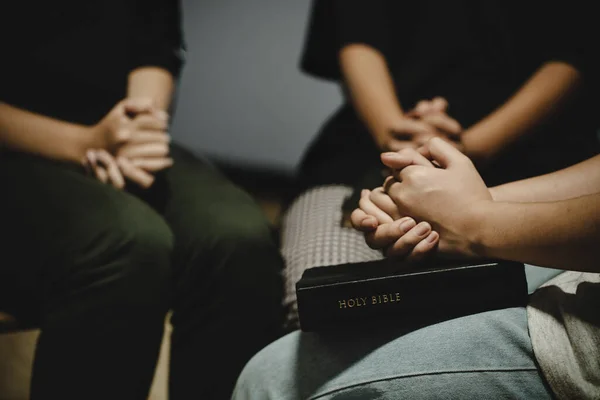 Três Pessoas Oram Louvam Deus Juntas Eles Estavam Compartilhando Evangelho — Fotografia de Stock