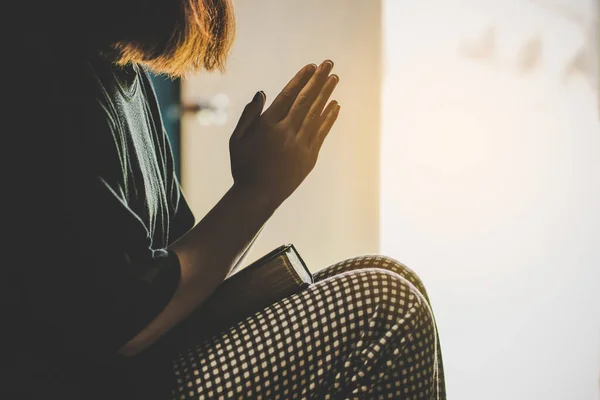 Dospívající Dívka Ruku Biblí Modlí Ráno Koncepce Víry Spirituality Náboženství — Stock fotografie