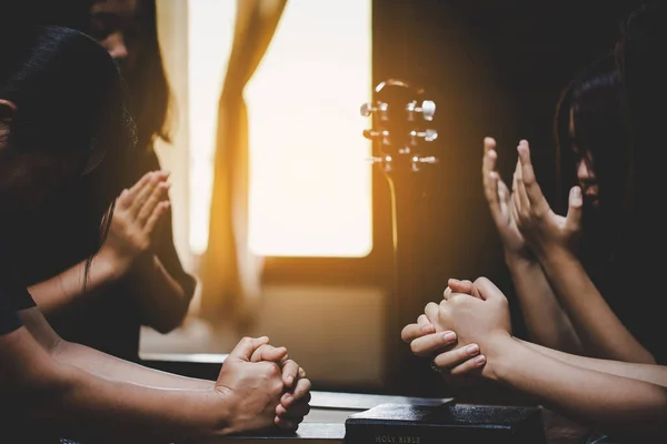 Dua Eden Bir Grup Insan Inanıyor Yumuşak Odaklanma Dua Etme — Stok fotoğraf