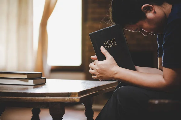 Mulher Rezando Bíblia Sagrada Pela Manhã Mãos Dobradas Oração Uma — Fotografia de Stock