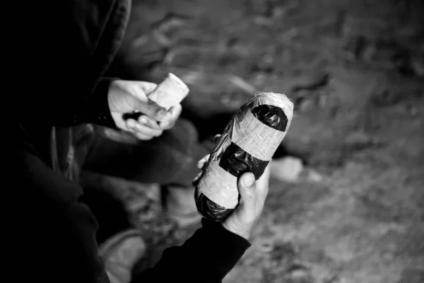 Чорно Білий Продавець Зображень Тримає Наркотичний Пакет Гроші Руці Чорному — стокове фото