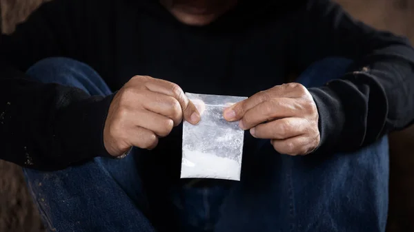 Mano Del Hombre Sostiene Paquete Bolsa Plástico Con Cocaína Otras — Foto de Stock