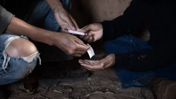 Mano Del Hombre Adicto Con Dinero Comprando Dosis Cocaína Heroína —  Fotos de Stock