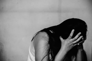 Stresli ve umutsuz bir kadın yerde oturuyor, istismar kavramı