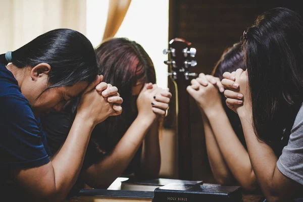 Grupo Personas Que Rezan Adoración Creen Enfoque Suave Oración Alabanza —  Fotos de Stock