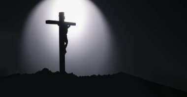 Hz. İsa 'nın dini sembolü. Silhouette 'de bir tepede kilise haçı. Hıristiyanlık, diriliş ve İsa Mesih için siyah ve beyaz haç sembolü.