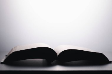 Kutsal İncil 'i beyaz arka planda tahta üzerine aç. Din kavramı.