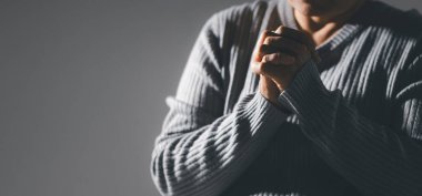 Hristiyan hayatı, Tanrı 'ya dua etmek. Daha iyi bir hayat dilemek için Tanrı 'ya dua et. Kadın elleri İncil 'le Tanrı' ya dua ediyor. Bağışlanmak için yalvarıyor ve iyiliğe inanıyordu..