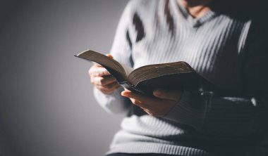 Hristiyan hayatı, Tanrı 'ya dua etmek. Daha iyi bir hayat dilemek için Tanrı 'ya dua et. Kadın elleri İncil 'le Tanrı' ya dua ediyor. Bağışlanmak için yalvarıyor ve iyiliğe inanıyordu..