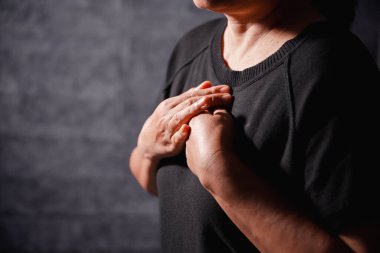 Hıristiyan kadın dua etmek, umut etmek, inanmak ve Tanrı 'ya olan derin inancı temel din kavramını tanımlamak için elini kaldırır. Dine ve Tanrı 'ya inanarak dua eden eller. Umudun ya da aşkın gücü.